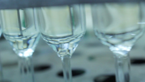 实验室中的空玻璃瓶关闭实验室玻璃器件7秒视频