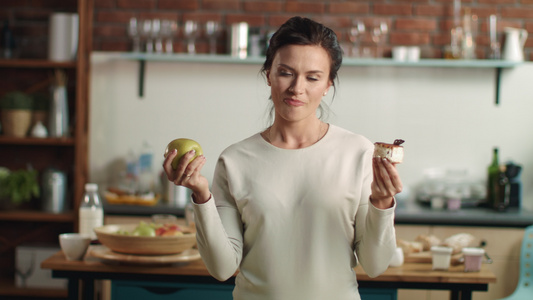 居家生活减肥女性纠结选择水果还是蛋糕视频