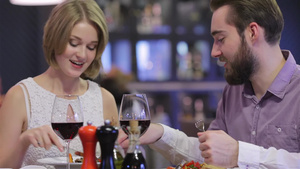 美丽的情侣在餐厅吃浪漫晚饭的晚餐11秒视频
