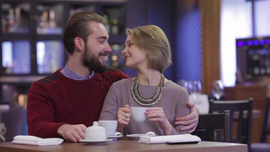 在餐馆里谈恋爱的浪漫相遇7秒视频