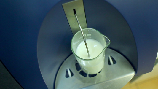测试奶制品实验室设备中的玻璃和牛奶视频