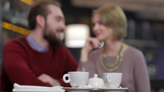 两个在咖啡馆的年轻人享受在一起共度时光的乐趣视频