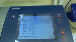 展示用于牛奶分析的实验室设备7秒视频