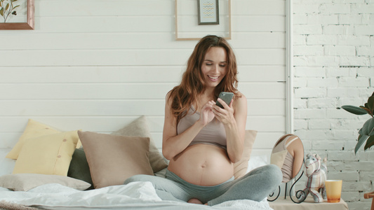怀孕妈妈在家休息看手机视频