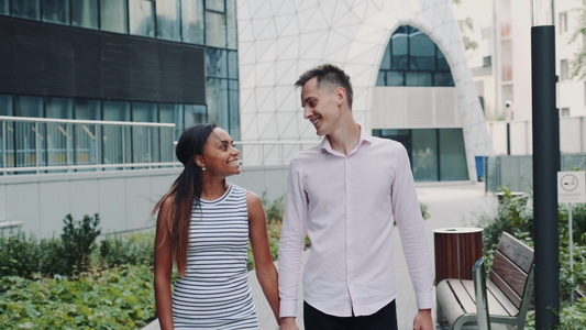 多种族幸福的情侣在现代市中心约会一个暑假一天视频