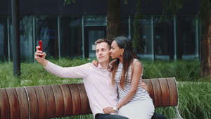 和他男朋友的黑人女友在公园里拍自拍和亲吻13秒视频