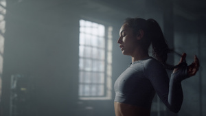 在健身房完成健身训练的女人21秒视频