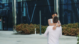 情侣在大城市中心共度时光13秒视频