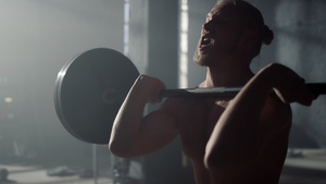 男性健美运动员在健身房举铁15秒视频