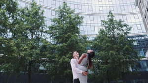 多种族情侣在户外拥抱和亲吻14秒视频