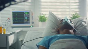 躺在床上的男性病人呼吸氧气面罩13秒视频