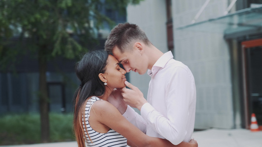 两个多种族恋人触摸户外前额的敏感画像视频
