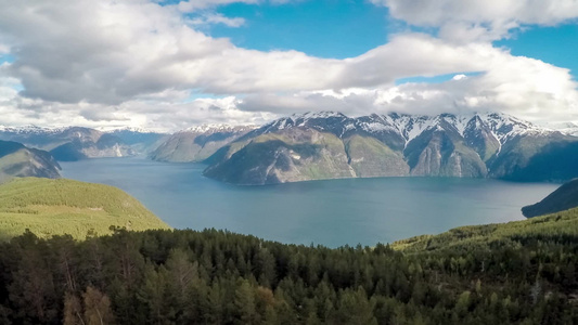 航拍阳光明媚的挪威湖视频