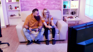 情侣在网上玩游戏16秒视频