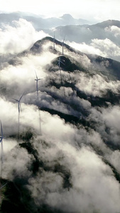 河源缺牙山云海中的风力发电机航拍自然美景视频