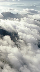 河源缺牙山云海中的风力发电机航拍自然美景视频