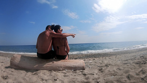 坐在空沙滩上的夫妇18秒视频