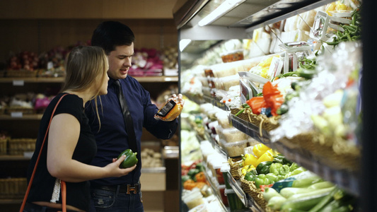 在超市中选择新鲜蔬菜的年轻夫妇视频