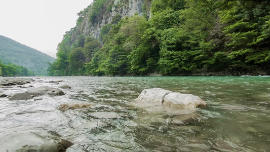 河流周围有石头和岩石视频