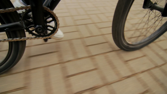 脚骑自行车在城市周围骑自行车健康的生活方式[骑成]视频