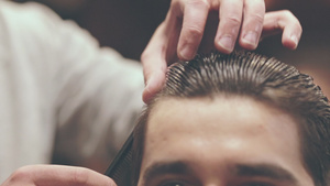 梳理头发的男人理发师理发理发美发师发型师8秒视频