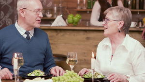 老男人在浪漫晚宴上给老婆送三朵红玫瑰20秒视频