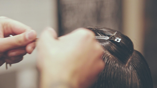 使用理发器的理发师男性美发发型发夹视频
