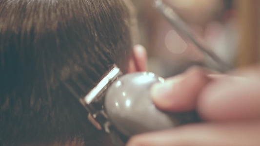 理发师剪头发男人理发理发师理发男士发型[女同胞]视频