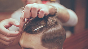 理发师理发男性发型男性发型模特17秒视频