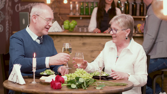 两对老人在约会缠着眼镜享受葡萄酒视频