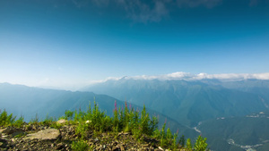 蓝色天空和山草23秒视频