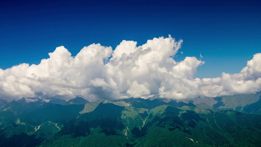 延时光影山峰和云朵视频