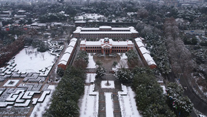 航拍冬天飘雪中的武汉地标历史建筑鄂军都督府雪景4k素材56秒视频