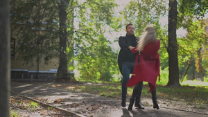 在公园里的一对情侣31秒视频
