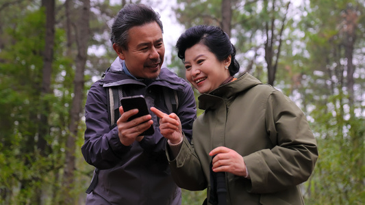 老年夫妻徒步旅行拍照视频