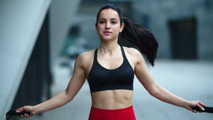 年轻女性在户外运动健身18秒视频