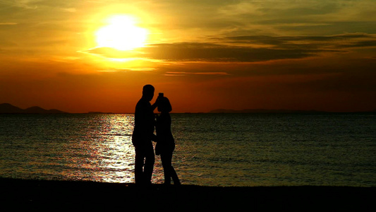 夫妻情侣在海上日落时自拍视频