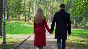 情侣在公园散步时手牵手20秒视频