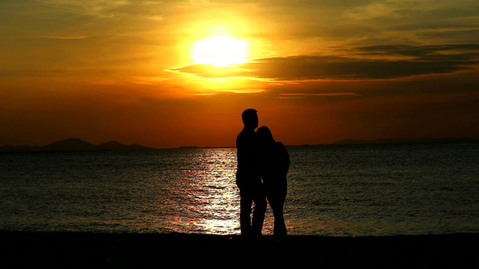 夫妻情侣在海上日落时自拍和拥抱视频