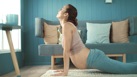 怀孕孕妈在家做瑜伽视频