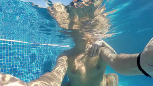 一对情侣在水下拥抱30秒视频