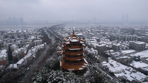 航拍冬天飘雪中的地标古建筑武汉黄鹤楼雪景4k素材53秒视频