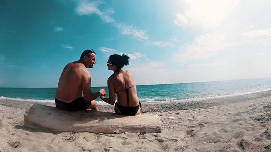 快乐的情侣在热带海滩上度蜜月愉快的浪漫情侣视频