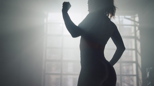 柔韧的女孩伸展身体热身锻炼健身14秒视频