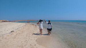 一对浪漫情侣在浅热带特质岛天堂海滩30秒视频