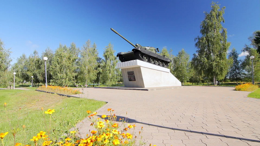 坦克在城市公园的纪念碑视频