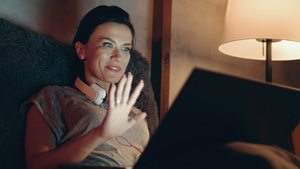 女性在室内用电脑视频聊天25秒视频