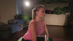身配轻哑铃的年轻健壮女子在健身房7秒视频