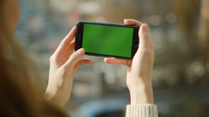 办公女性手拿绿屏屏幕手机特写11秒视频