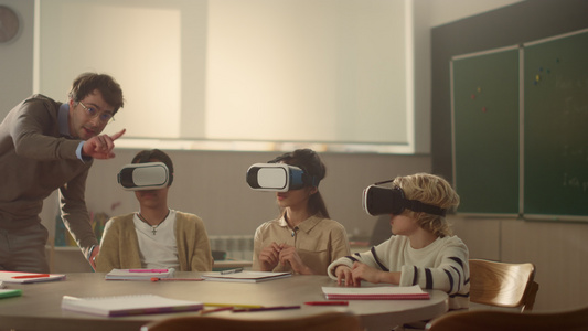 使用虚拟现实眼镜学习的学生视频